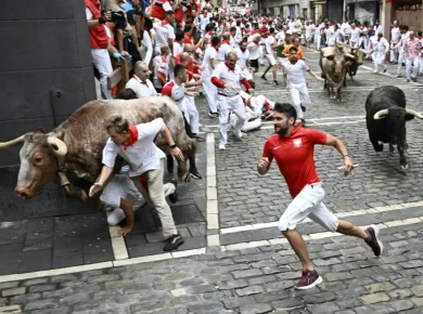 Corredores con pañuelo rojo en el encierro de los Sanfermines en Pamplona