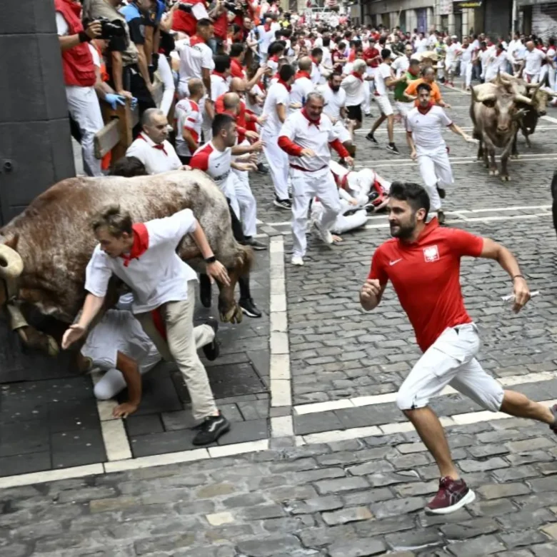 Corredores con pañuelo rojo en el encierro de los Sanfermines en Pamplona