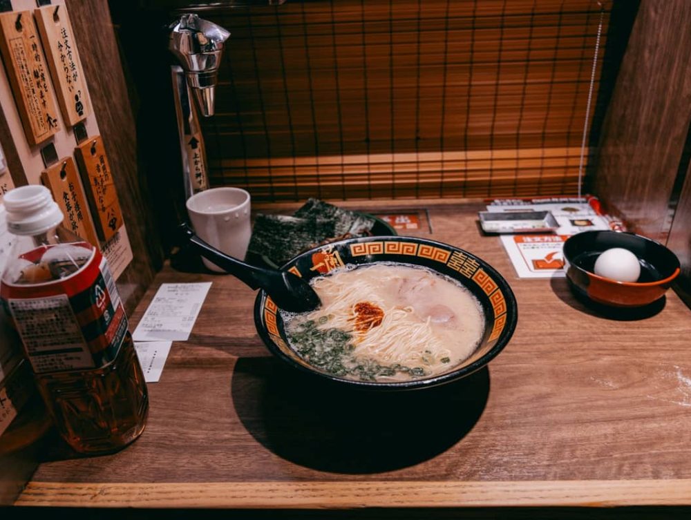 Mesa con platos de qué comer en Japón: sushi, ramen, tempura y yakitori