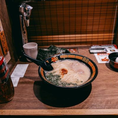 Mesa con platos de qué comer en Japón: sushi, ramen, tempura y yakitori