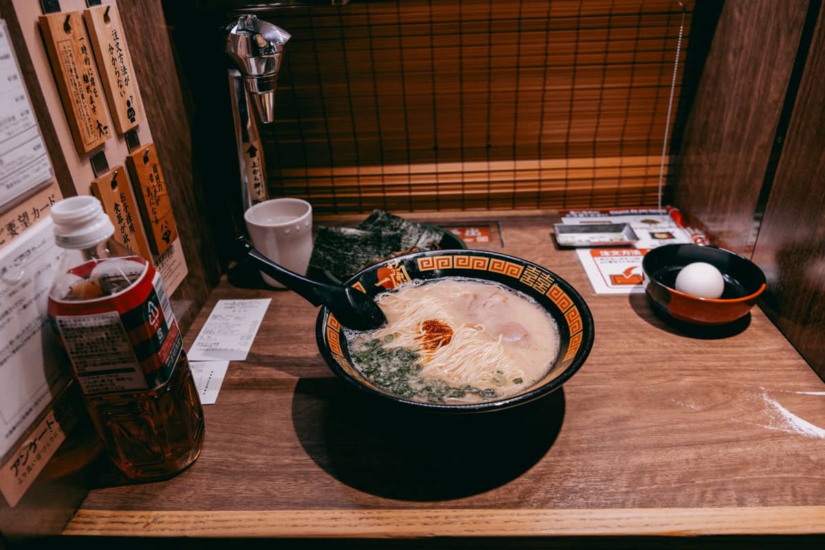 Mesa con platos de qué comer en Japón: sushi, ramen, tempura y yakitori